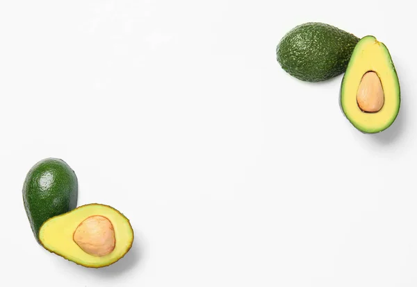 Rijpe avocado's op witte achtergrond — Stockfoto