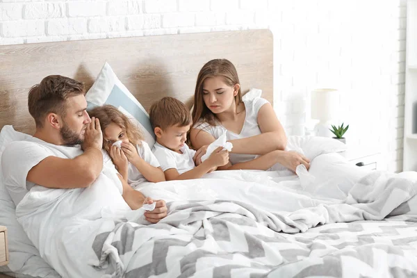 Familia enferma de gripe en la cama en casa — Foto de Stock