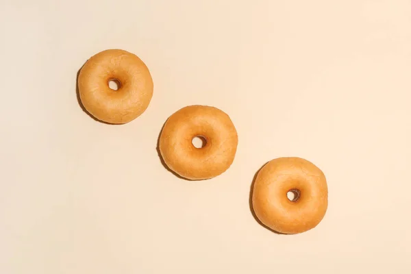 Солодкі смачні пончики на кольоровому фоні — стокове фото
