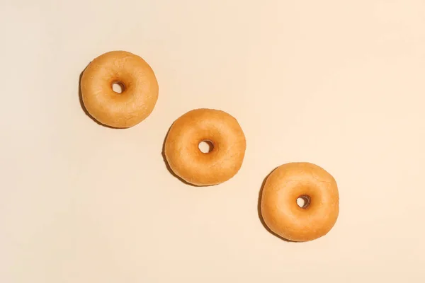 Dulces rosquillas sabrosas sobre fondo de color —  Fotos de Stock