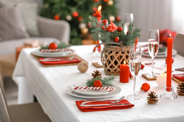 Cenário de mesa bonita com decorações de Natal na sala de estar — Fotografia de Stock