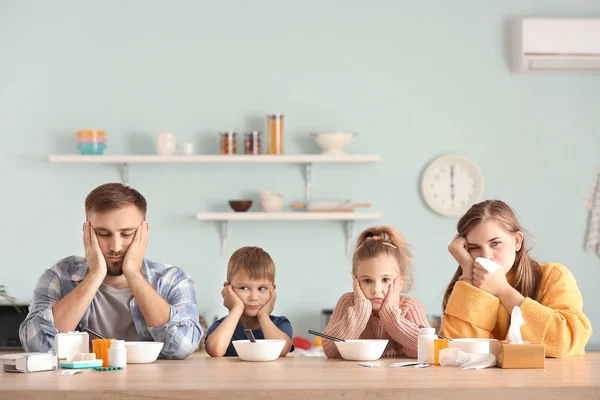 Grippekranke Familie sitzt in Küche — Stockfoto