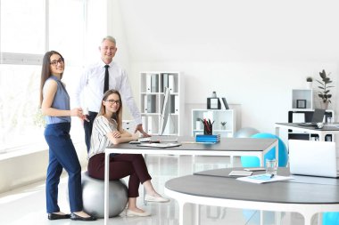 Ofiste fitball ile genç iş adamları