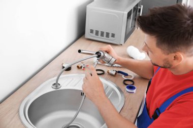 Tesisatçı mutfakta lavabo yükleme