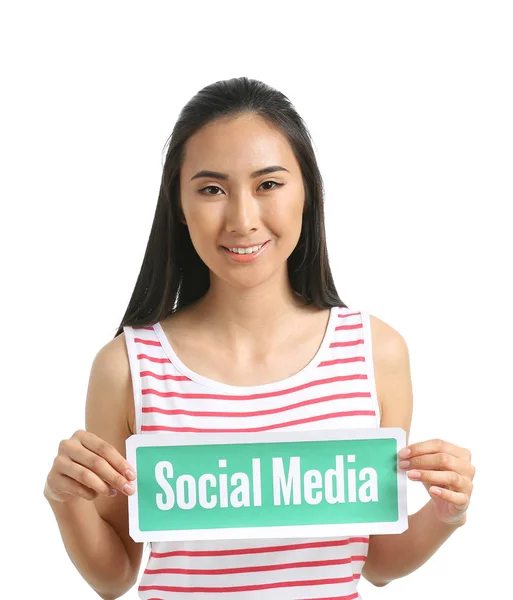 Női ázsiai blogger kezében papírt szöveget Social Media fehér alapon — Stock Fotó