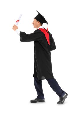 Bekar cübbeli ve beyaz arka plan diploması olan genç erkek öğrenci