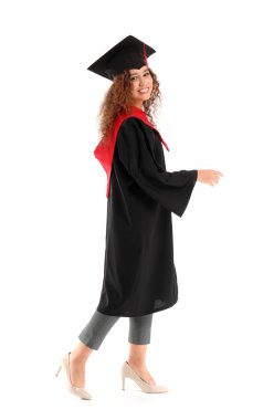 Beyaz arka plan üzerinde lisans cübbesi genç Afrikalı-Amerikalı öğrenci