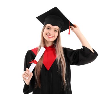 Bekar cübbeli ve beyaz arka plan diploması olan genç kız öğrenci