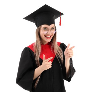 Bekar cüppe genç kız öğrenci beyaz arka plan üzerinde bir şey işaret