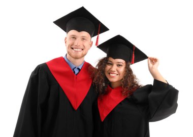 Beyaz arka plan üzerinde lisans cüppe genç öğrenciler