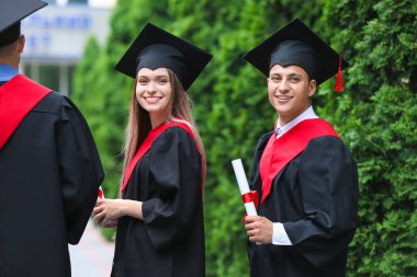 Bekarcücü ler açık havada mutlu öğrenciler