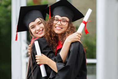 Bekarcücü ler dışarıda kucaklaşmak için mutlu öğrenciler