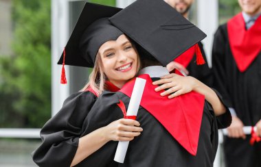 Bekarcücü ler dışarıda kucaklaşmak için mutlu öğrenciler