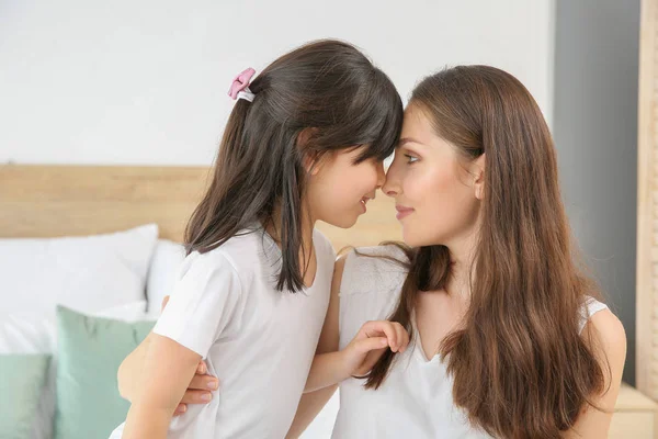 Bambina con sua madre a casa — Foto Stock