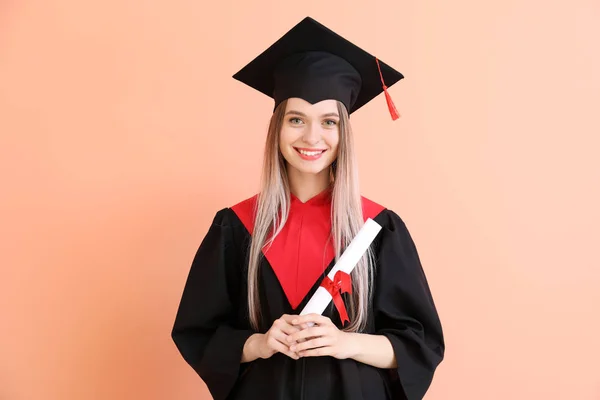 젊은 여학생 에 학사 가운 과 졸업장 에 색상 배경 — 스톡 사진