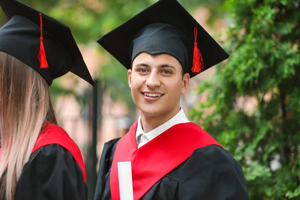 Estudiantes felices en batas de soltero al aire libre — Foto de Stock