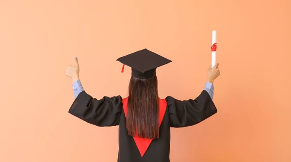 Diploma femminile con diploma su sfondo a colori — Foto Stock