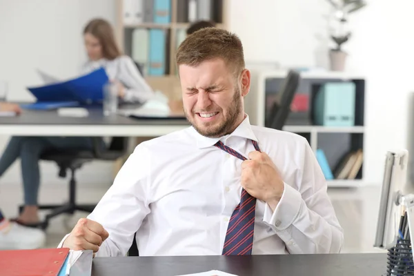 Empresário que tem ataque de pânico no escritório — Fotografia de Stock