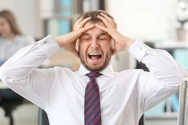 Empresário que tem ataque de pânico no escritório — Fotografia de Stock
