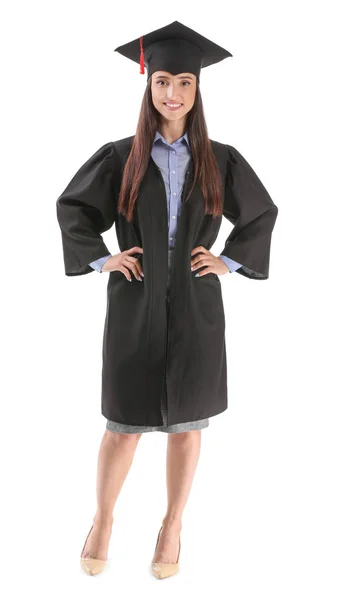 Vrouwelijke student in Graduation Cap en jurk op witte achtergrond — Stockfoto