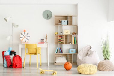 Modern çocuk odasının içi.