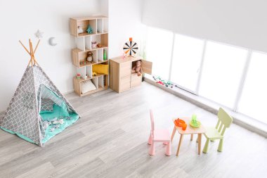 Modern çocuk odasının içi oyuncaklarla dolu.