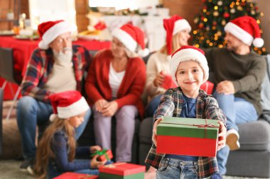 Evde Noel hediyesi olan küçük çocuk