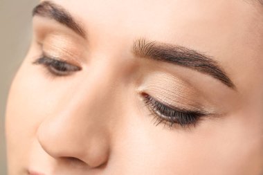 Güzel kaşları olan genç bir kadın, yakın plan.