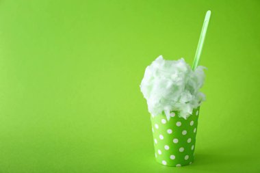 Renk arka planda lezzetli pamuk şeker ile Fincan