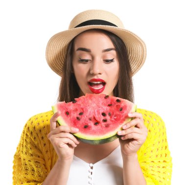 Beyaz arka plan üzerinde taze karpuz dilim ile güzel genç kadın