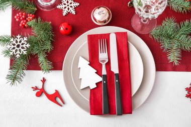 Noel yemeği için güzel masa ayarı, üst görünümü