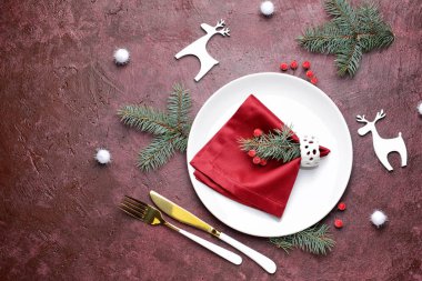 Renk arka planda Noel yemeği için güzel masa ayarı