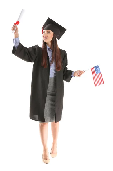 Graduada con diploma y bandera de Estados Unidos sobre fondo blanco — Foto de Stock