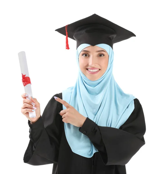 Выпускница-мусульманка с дипломом на белом фоне — стоковое фото
