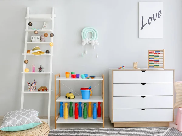 おもちゃ付きのモダンな子供部屋のインテリア — ストック写真