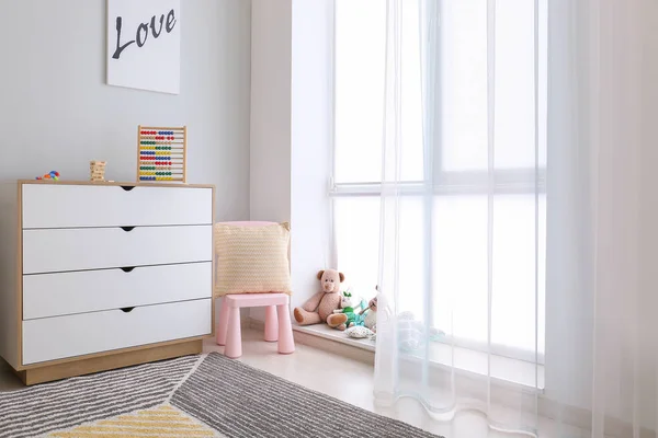 Интерьер современной детской комнаты с игрушками — стоковое фото