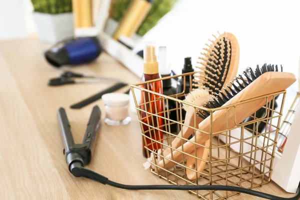 Friseurutensilien auf dem Tisch im Salon — Stockfoto