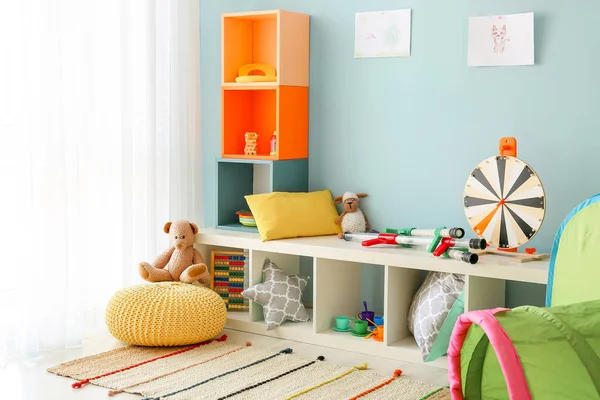 Interno della moderna camera dei bambini con giocattoli — Foto Stock