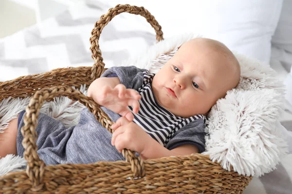 Adorable petit bébé dans le panier à la maison — Photo