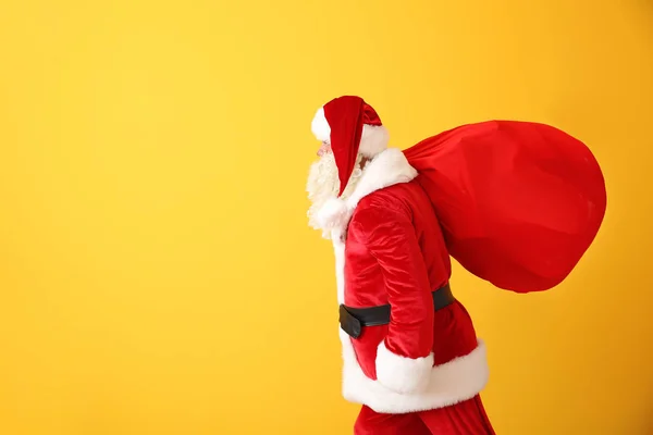 Porträt des Weihnachtsmannes mit Tasche auf farbigem Hintergrund — Stockfoto