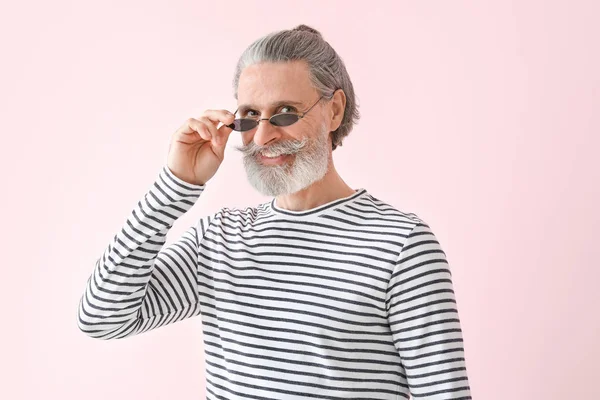 Uomo anziano alla moda su sfondo a colori — Foto Stock