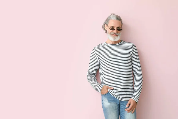 Uomo anziano alla moda su sfondo a colori — Foto Stock
