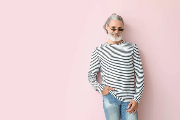 Fashionable senior man on color background — Stock Photo, Image