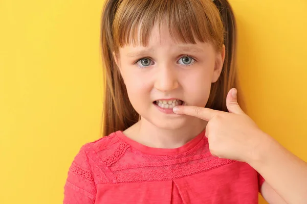 Menina sofrendo de dor de dente no fundo de cor — Fotografia de Stock