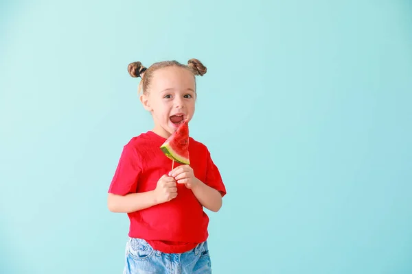 Roztomilá holčička s plátkem čerstvého melounu na barevném pozadí — Stock fotografie