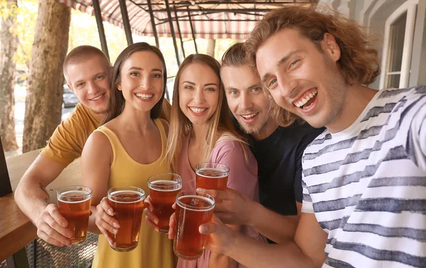 Vänner tar Selfie medan du dricker färskt öl i puben — Stockfoto