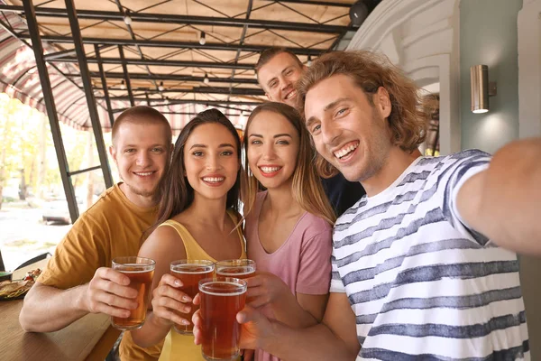 Φίλοι που παίρνουν selfie ενώ πίνουν φρέσκια μπύρα στην παμπ — Φωτογραφία Αρχείου