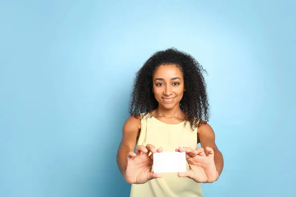 Porträt der schönen afrikanisch-amerikanischen Frau mit Visitenkarte auf farbigem Hintergrund — Stockfoto