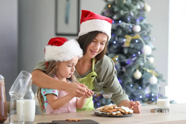 Mulher e sua filhinha preparando biscoitos de Natal em casa — Fotografia de Stock