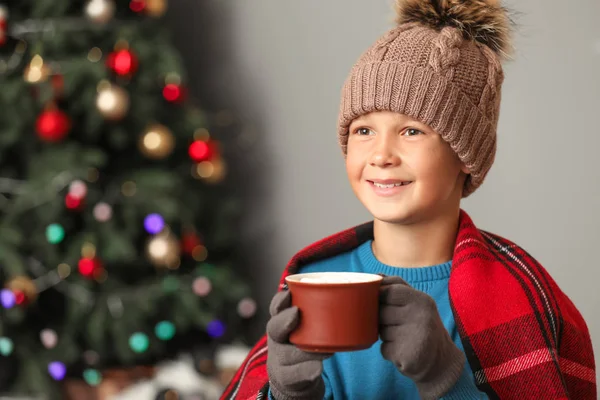 Petit garçon mignon buvant du chocolat chaud à la maison la veille de Noël — Photo